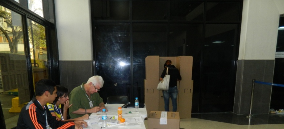 Se recomienda a los connacionales que desconozcan su lugar de votación, ingresar a la página de la Cancillería (www.cancilleria.gov.co), donde encontrarán una ruta directa para realizar sus consultas. Foto: Consulado de Colombia en Caracas.