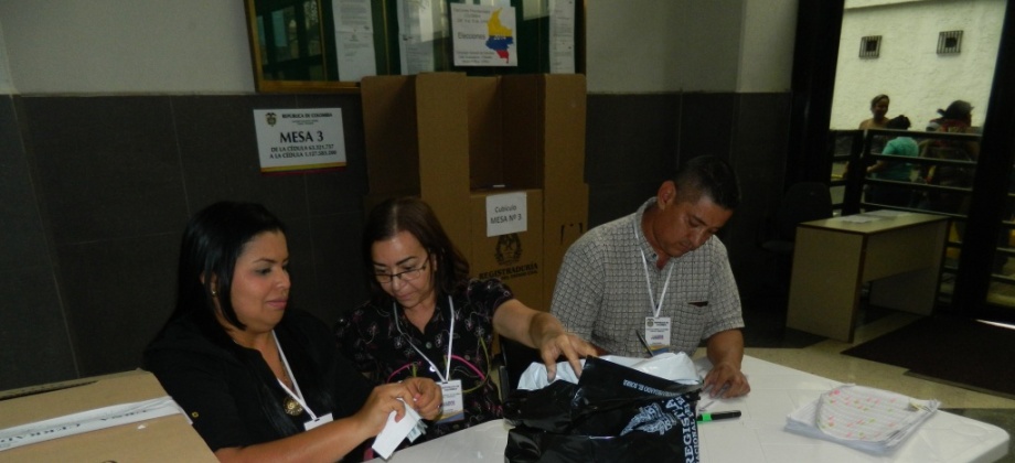 Se recomienda a los connacionales que desconozcan su lugar de votación, ingresar a la página de la Cancillería (www.cancilleria.gov.co), donde encontrarán una ruta directa para realizar sus consultas. Foto: Consulado de Colombia en Caracas.