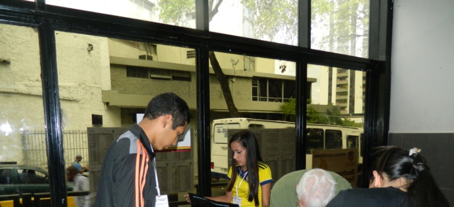Se recomienda a los connacionales que desconozcan su lugar de votación, ingresar a la página de la Cancillería (www.cancilleria.gov.co), donde encontrarán una ruta directa para realizar sus consultas. Foto: Consulado de Colombia en Caracas.