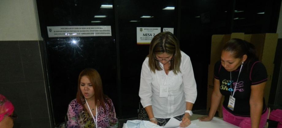 Se recomienda a los connacionales que desconozcan su lugar de votación, ingresar a la página de la Cancillería (www.cancilleria.gov.co), donde encontrarán una ruta directa para realizar sus consultas. Foto: Consulado de Colombia en Caracas.