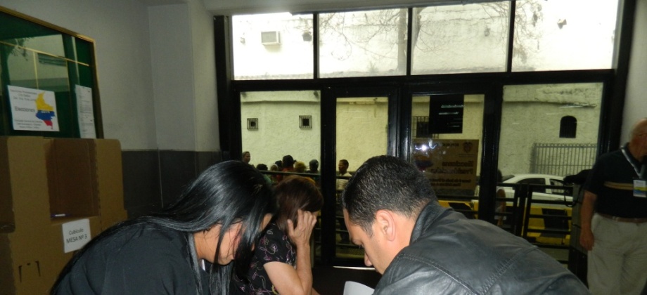 Se recomienda a los connacionales que desconozcan su lugar de votación, ingresar a la página de la Cancillería (www.cancilleria.gov.co), donde encontrarán una ruta directa para realizar sus consultas. Foto: Consulado de Colombia en Caracas.