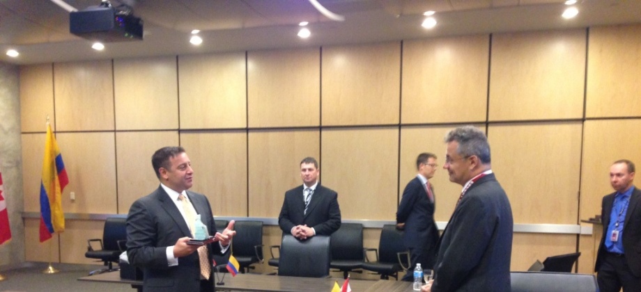 Embajador de Colombia en Canadá, Nicolás Lloreda Ricaurte, se reunió con Vice-Presidente de la compañía General Dynamics Land Systems-Canada, Danny Deep,  con sede en la ciudad de London, Ontario