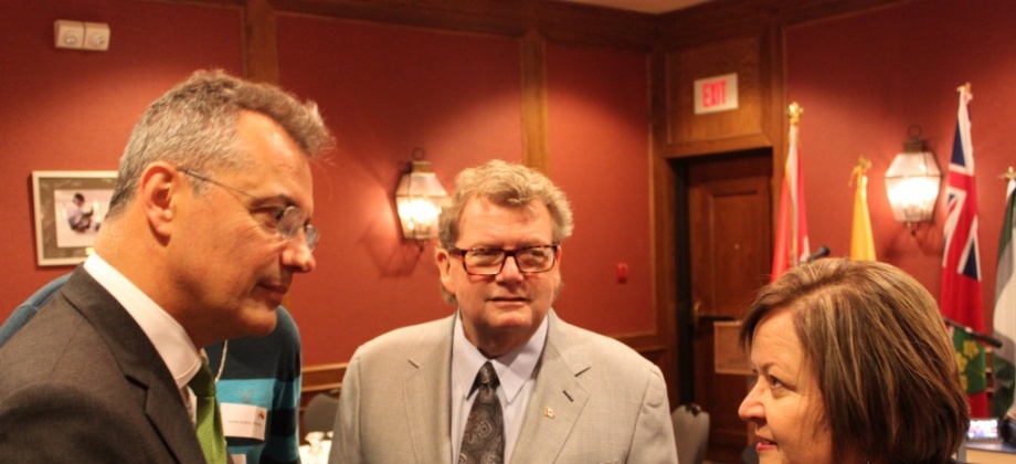 Embajador de Colombia en Canadá, Nicolas Lloreda Ricaurte, conversa con Ministro de Ciencia y Tecnología de Canadá, el Honorable Ed Holder, y Concejal de la ciudad de London, Ontario, Sandy White.