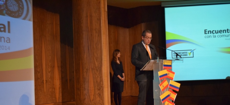 El Embajador de Colombia en España, Fernando Carrillo Flórez, durante su intervención ante los colombianos presentes en la Mutua Madrileña.