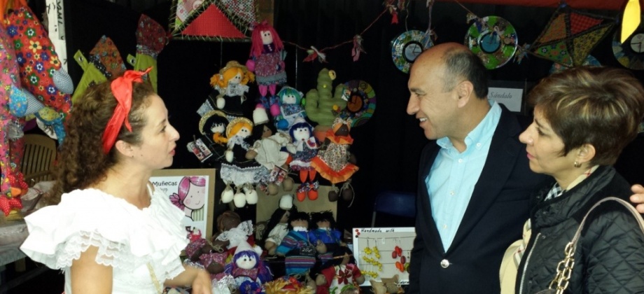 La colombiana Sally Ocaña, presentó al Cónsul General Fabio Emel Pedraza P, la colección de muñecas de trapo.