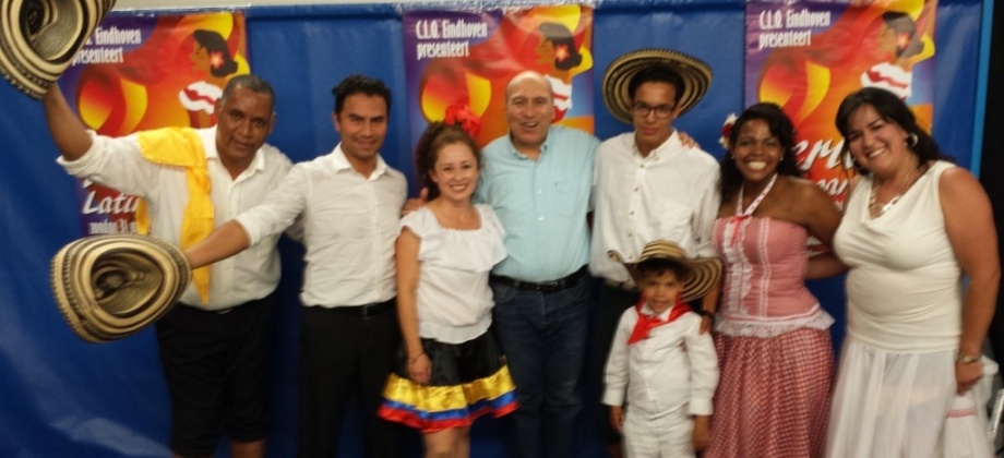 El Cónsul General de Colombia compartió con el grupo de danza colombiano que bailó en la Feria Latinoamérica al son de la pollera colorá y muchas cumbias más.