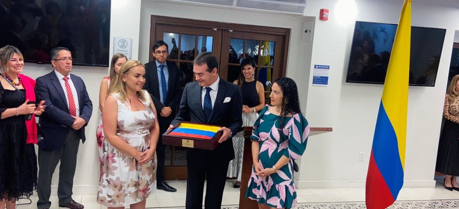  Cónsul General de Colombia en Miami saluda a mujeres colombianas residentes en el Sur de la Florida 