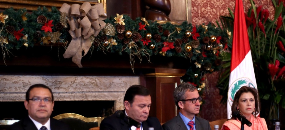 (de Izq. a Der). En la instalación de la reunión participaron por Perú, el Presidente Ejecutivo de DEVIDA, Luis Alberto Otárola, el Embajador de Perú en Colombia, Néxtor Popolizio; Luis Armando Soto, encargado de las funciones del despacho del Viceministro de Asuntos Multilaterales, y la Coordinadora del Grupo Interno de Trabajo Lucha Contra Las Drogas, Embajadora Martha Irma Alarcón. Foto: Andrés Piscov – OP Cancillería.