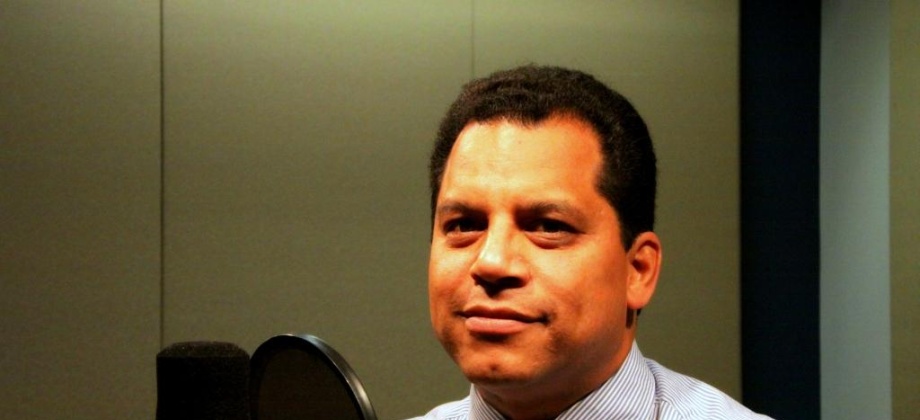 Colombiano recibe premio como uno de los 10 hispanos-canadadiense influyentes en 2014