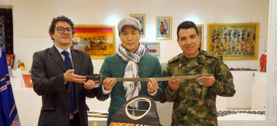 De izquierda a derecha: Primer Secretario de la Embajada de Colombia en Corea, Andrés Giraldo Pava; Director del Museo Multicultural de Corea, Kim Yoon-tae;  Agregado de Defensa, Coronel Gonzalo Herrera.