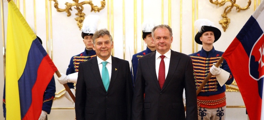 El Embajador Jaime Alberto Cabal presentó Cartas Credenciales ante el presidente Andrej Kiska de la República de Eslovaquia