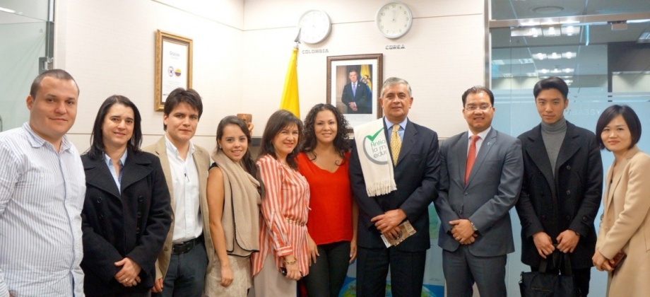 Embajador de Colombia en Corea con personal de la Embajada