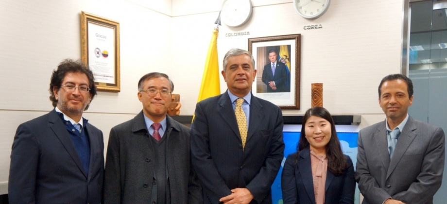 Director de Korea Railway Association, Embajador de Colombia en Corea, y Ahreum Aroma Lim 