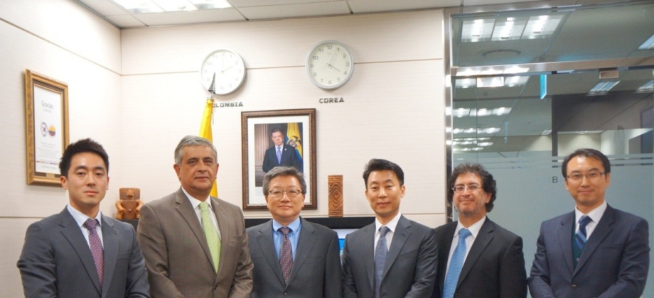 Empresarios coreanos de la empresa  LIG Nex1 con el embajador de Colombia en Corea
