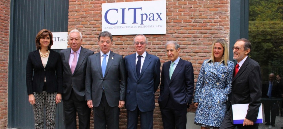 El Presidente Santos, la Canciller Holguín junto con su homólogo español, José Manuel García-Margallo, e integrantes Patronato del Centro de Toledo para la Paz (CITpax)