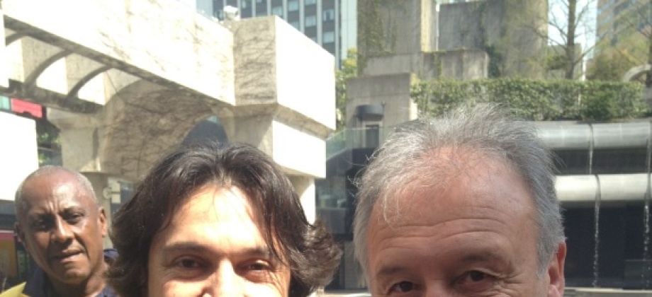 Ricardo Gaitán, Cónsul de Colombia en Tokio y Alberto Zaccheroni, entrenador de la selección japonesa de fútbol. 