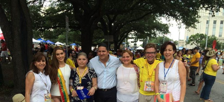 En la Foto: El Gobernador de Bolívar Juan Carlos Gossaín, (al centro) Camila Abuabara, joven colombiana de 24 años, quien padece Leucemia Linfoide Aguda, ha inspirado a muchos con su ejemplo de templanza y perseverancia, luchando por su vida y creando consciencia sobre la donación de médula como solución definitiva para tratar esta enfermedad, la señorita Bolívar 2014 Alejandra Camacho Piñeres, La Señora del Cónsul General de Colombia en Houston, Olga Cecilia Patron de Lopez entre otros.