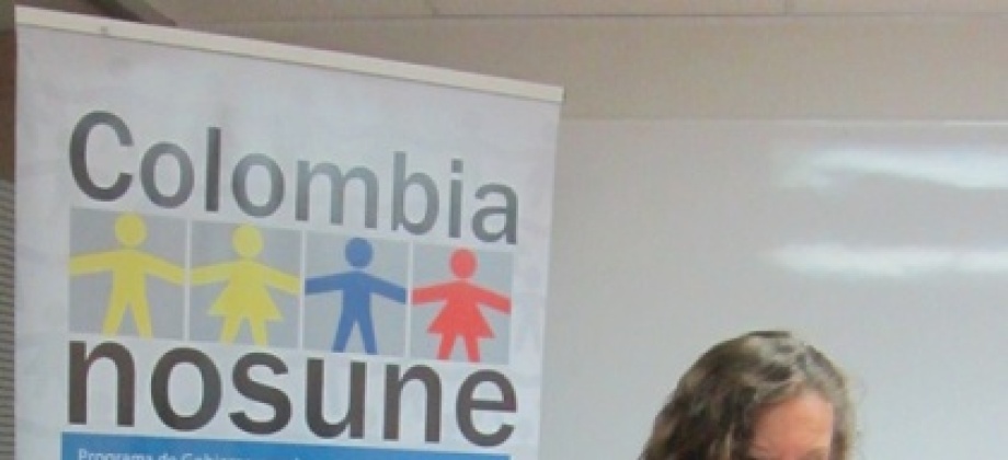 La doctora Edith Carbajal Della Siega, Asesora Social, dirige las sesiones con las mujeres colombianas.