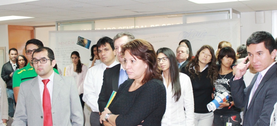 Para el acto simbólico se invitó a los participantes a plasmar sus mensajes y dibujos en dos grandes telas blancas