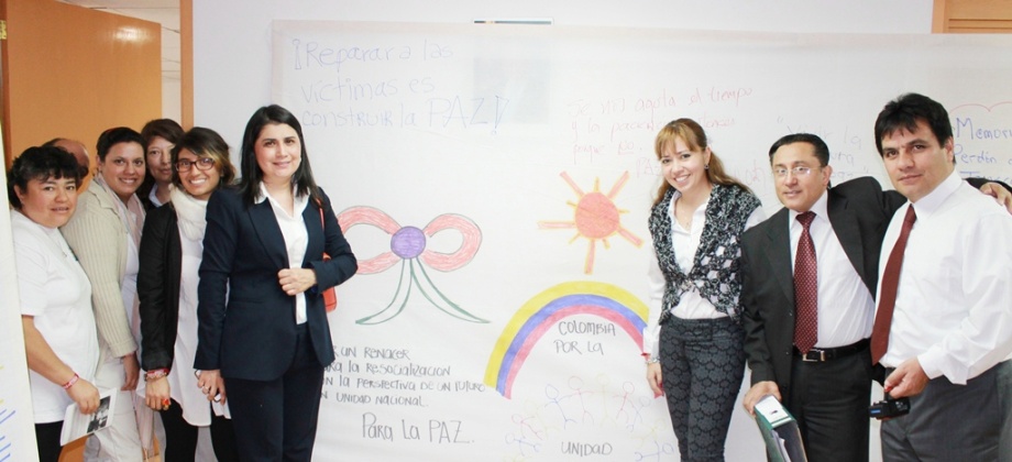 La Cónsul General en México, doctora Jaqueline Espitia Arias, con algunos de los participantes y sus mensajes.