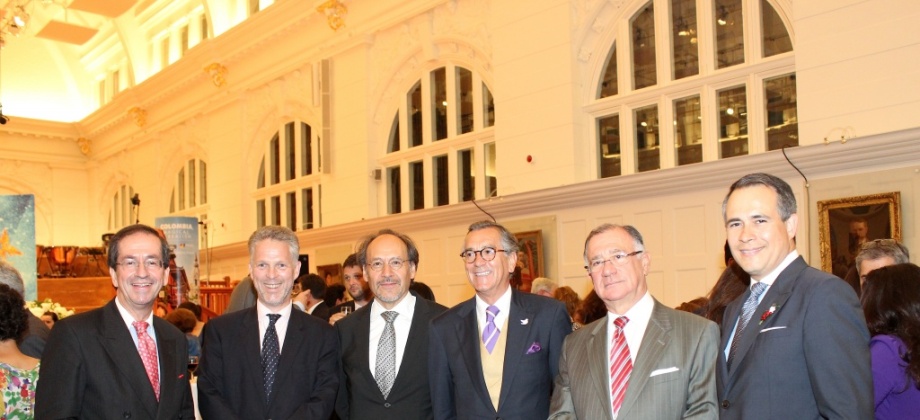 (Izq-Der) SE Miguel Angel Solano, Embajador de Paraguay; Sr Robert Capurro, Director de Canning House; SE Roberto Calzadilla, Embajador de Bolivia; SE Néstor Osorio, Embajador de Colombia; SE Juan Falconi, Embajador de Ecuador y SE Federico Cuello, Embajador de la República Dominicana.