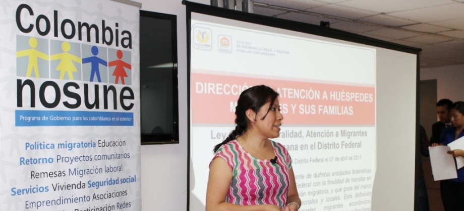 Érika Nicolás, del Gobierno de Distrito Federal, presentó el programa de orientación para regularización migratoria.
