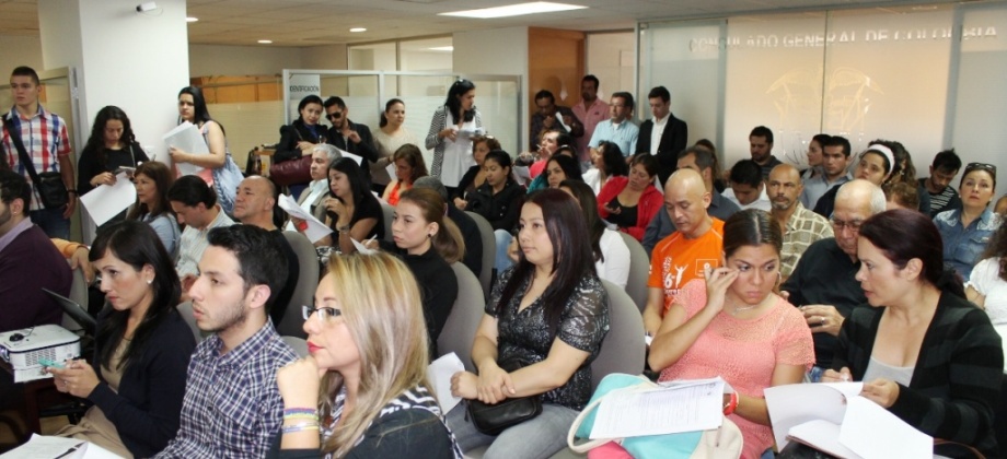 Más de 90 connacionales acudieron a la presentación del Programa de regularización migratoria.
