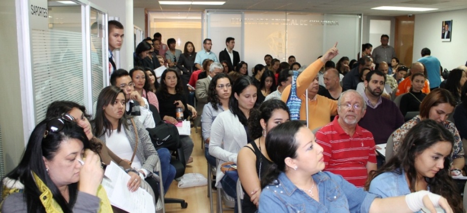 Los asistentes platearon inquietudes con respecto a los trámites de regularización y las problemáticas que atraviesan al presentarse ante el Instituto Nacional de Migración.