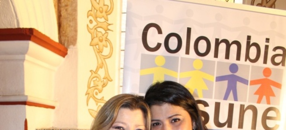 La Cónsul General acompañada de la reconocida artista colombiana Margarita, la Diosa de la Cumbia.