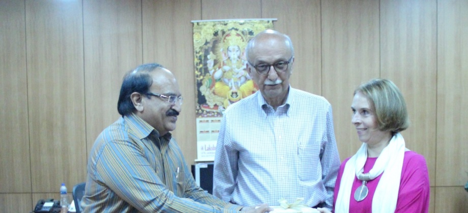 La Embajadora de Colombia en la India entrega las dos últimas colecciones de la obra de García Márquez en Calcuta 