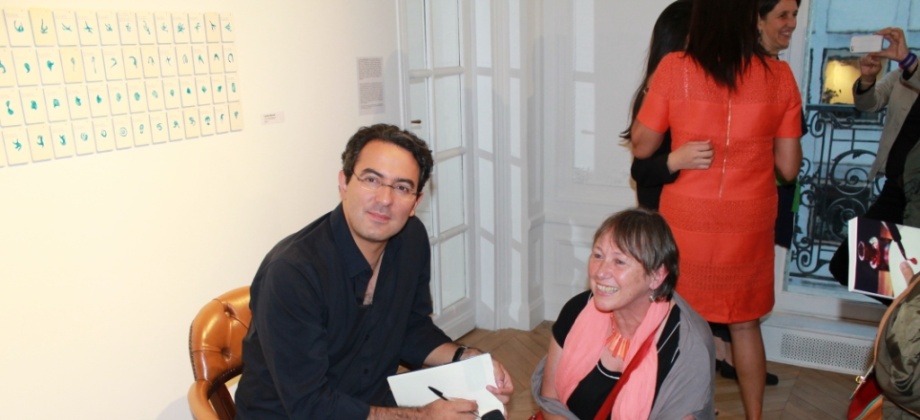 El escritor colombiano Juan Gabriel Vásquez participó de un breve conversatorio con la comunidad en torno a su último trabajo literario ‘Las Reputaciones’. Foto: Consulado de Colombia en Paris.