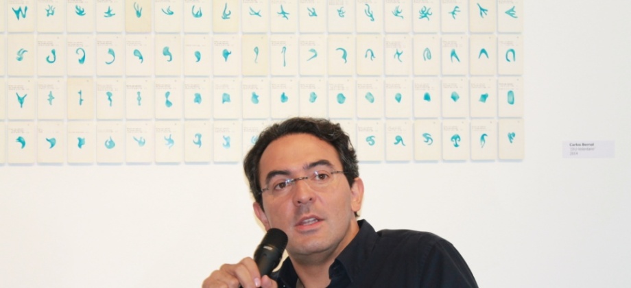 El escritor colombiano Juan Gabriel Vásquez participó de un breve conversatorio con la comunidad en torno a su último trabajo literario ‘Las Reputaciones’. Foto: Consulado de Colombia en Paris.