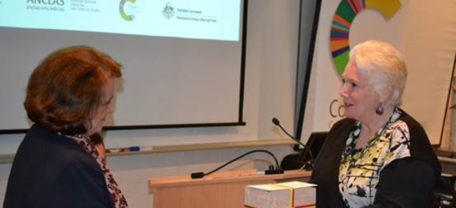 De izquierda a derecha Clemencia Forero, Embajadora de Colombia y la Directora de la Biblioteca General de la Universidad Nacional de Australia Señora Helena Zobec.