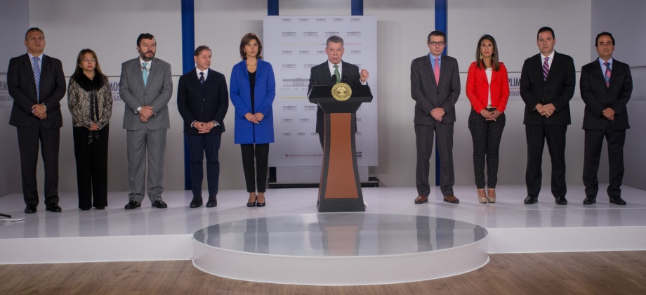 Presidente Santos, en compañía de la Canciller María Ángela Holguín, presentó decreto que beneficia a personas inscritas en el Registro Administrativo de Migrantes Venezolanos