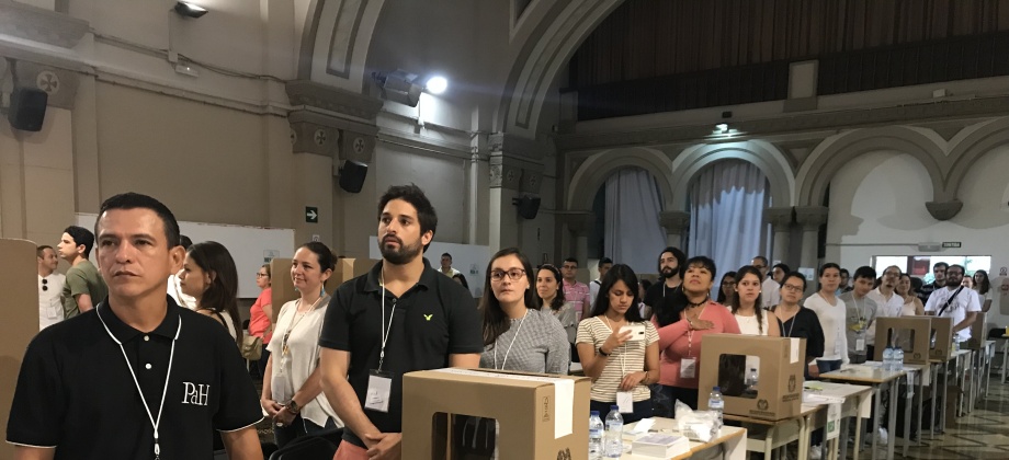 Apertura de la segunda vuelta presidencial en el Consulado de Colombia en Barcelona, España