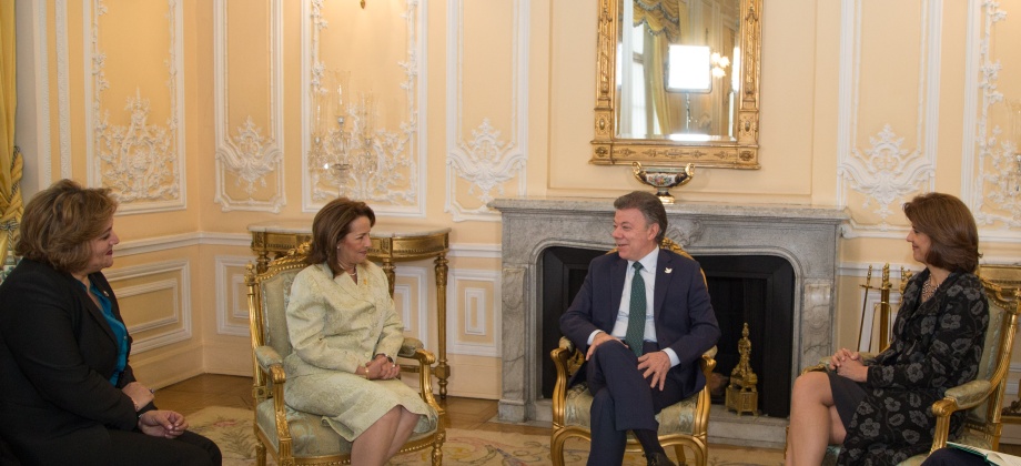Ceremonia de entrega de Cartas Credenciales de la Embajadora de Panamá en Colombia al Presidente Juan Manuel Santos 
