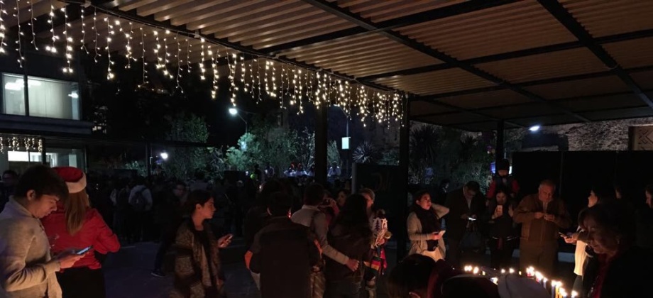 La Plaza Gabriel García Márquez se vivió una noche de música, color y tradición para celebrar la noche de velitas
