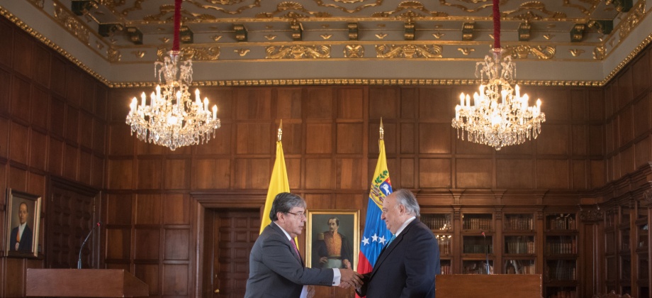 "Para mí es muy grato, en nombre del Presidente Iván Duque, recibir de manos del Embajador Humberto Calderón Berti, las copias de cartas credenciales que lo acreditan como Embajador de Venezuela en Colombia": Canciller Trujillo