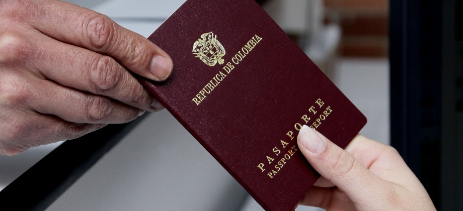 Connacionales que vivan en el exterior y viajen a Colombia deben tener pasaporte colombiano