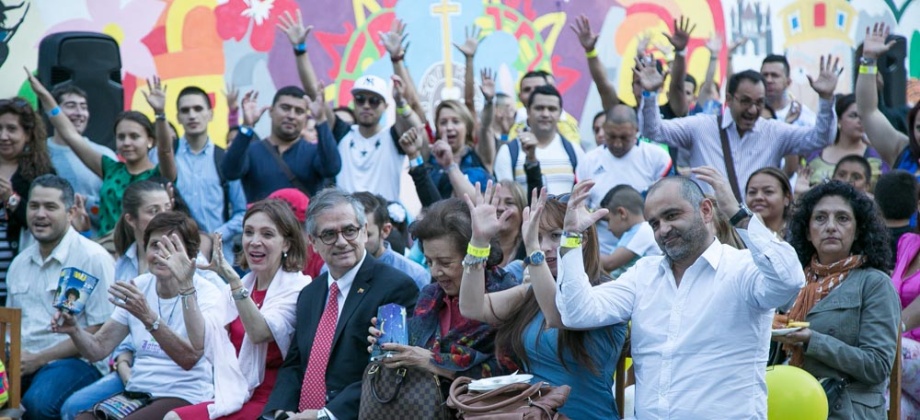 Consulado de Colombia en Santiago de Chile celebró la noche de las velitas con una masiva participación de connacionales