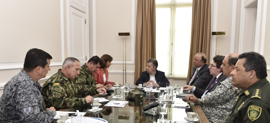 Presidente Santos lidera reunión con la Canciller Holguín, el Ministro de Defensa y la Cúpula Militar y de Policía, en la que se revisa la situación de frontera de Colombia y Venezuela