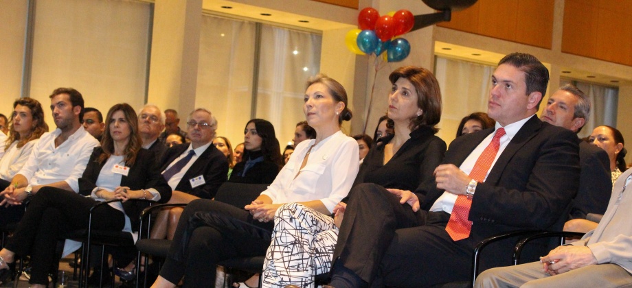 El Plebiscito le va a cambiar la historia al país: Canciller Holguín durante encuentro con miembros de la comunidad colombiana en Nueva York
