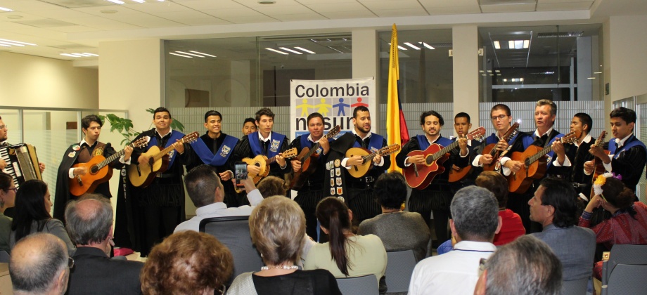 Visita la tuna de la Universidad de Santander al Consulado de Colombia  
