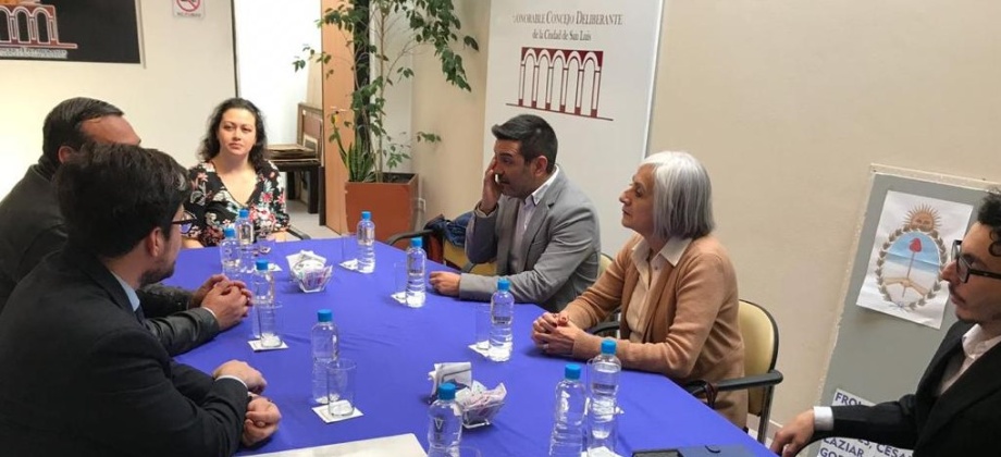 El Consulado Móvil en San Luis benefició a 90 connacionales que accedieron a los trámites como pasaportes, reconocimientos de firma, permiso salida de menor, cedulación y apostillas, entre otros
