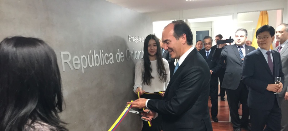 Embajador de Colombia ante la Confederación Suiza inauguró la nueva sede de la Embajada