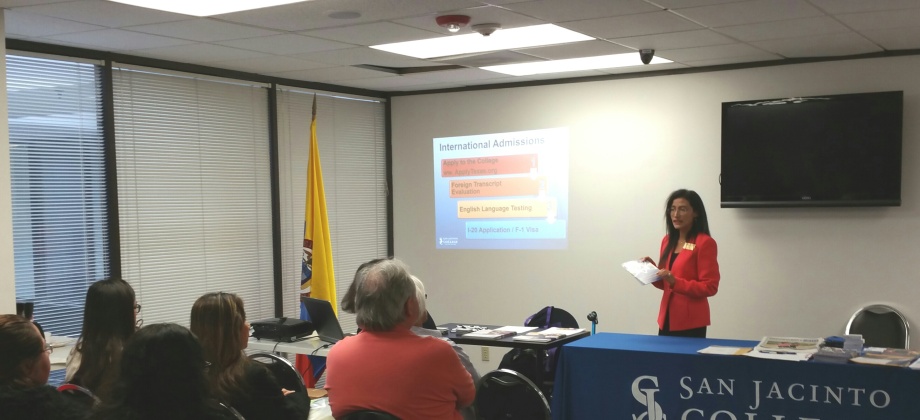 En la sede del Consulado se realizó la charla sobre oportunidades de Estudio y Becas en Houston para colombianos”