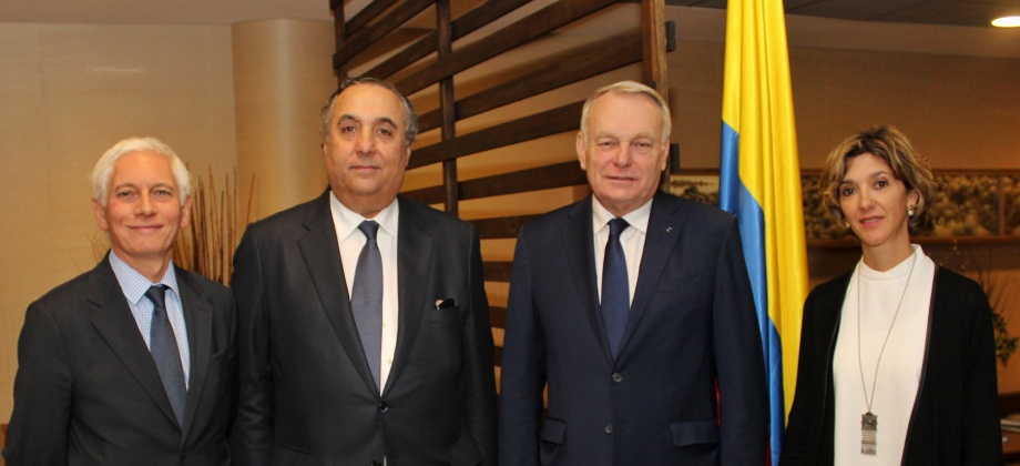 A la capital de Colombia llegó este viernes, 12 de diciembre, el Ministro de Asuntos Exteriores de Francia, Jean-Marc Ayrault, quien viene en visita oficial al país con el ánimo de seguir profundizando la relación bilateral, la cual se remonta a 1832.