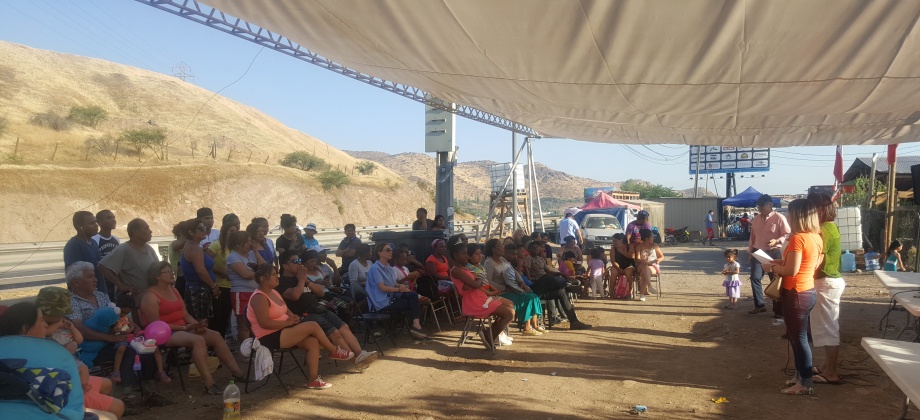 Consulado celebra novena navideña con comunidad afectada por incendio en Quilicura 