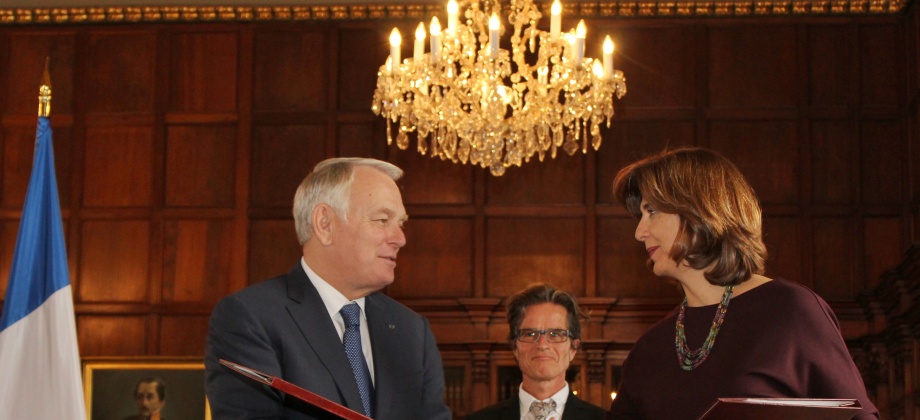  La Ministra de Relaciones Exteriores, María Ángela Holguín, y su homólogo francés, Jean–Marc Ayrault, suscribieron este lunes un acuerdo sobre cooperación financiera, el cual tiene como fin impulsar eficazmente sus relaciones mediante una cooperación mutuamente beneficiosa para el desarrollo de las dos naciones.
