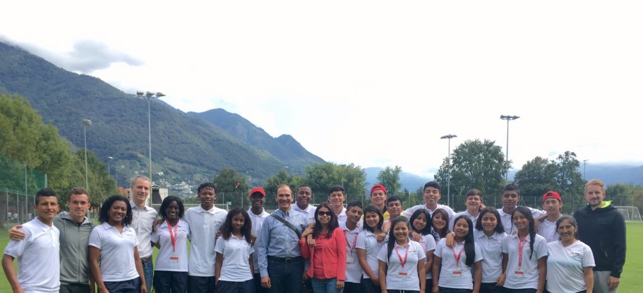 Embajador de Colombia en Suiza visitó a la delegación de jóvenes deportistas colombianos 
